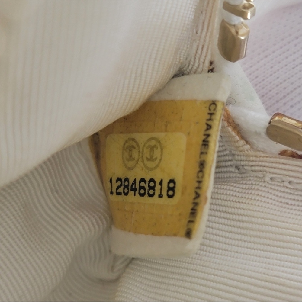 RARE CHANEL Quilted Heart Charm Leather Coin/Key Holder - Picture 3 of 10